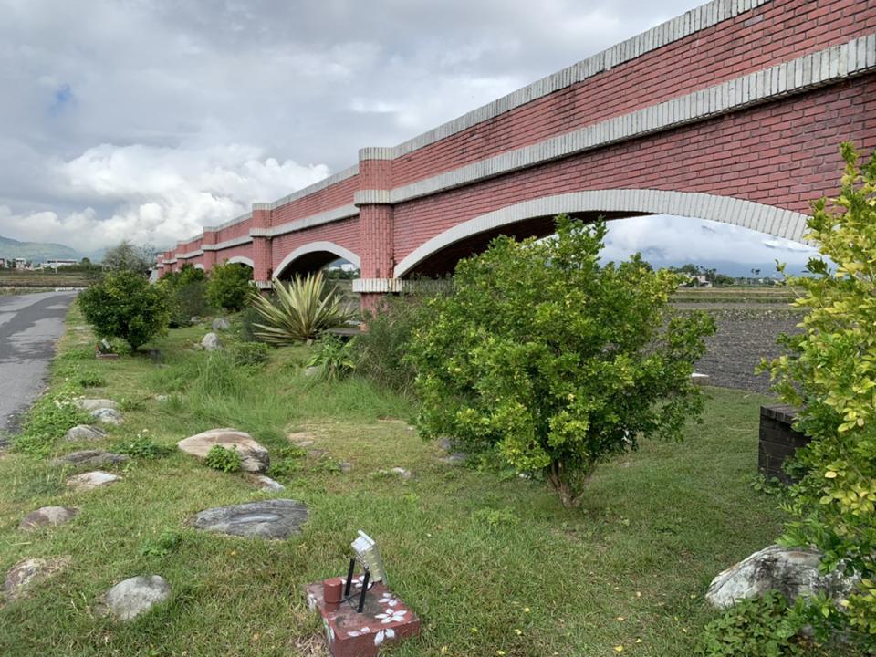 二層坪水橋：橋身與草地