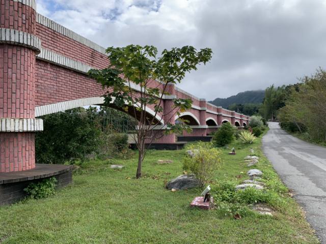 二層坪水橋：拱橋與步道