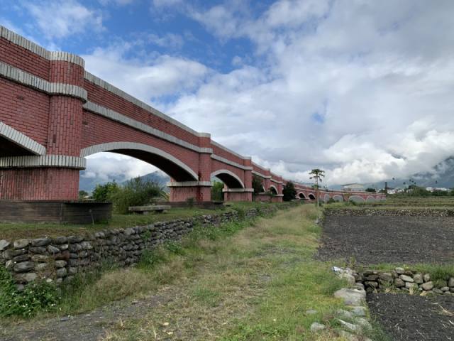 二層坪水橋：拱橋與農田
