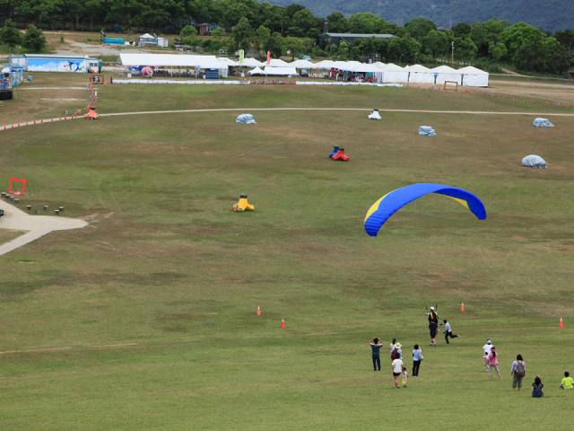 鹿野高台：草地上的飛行傘